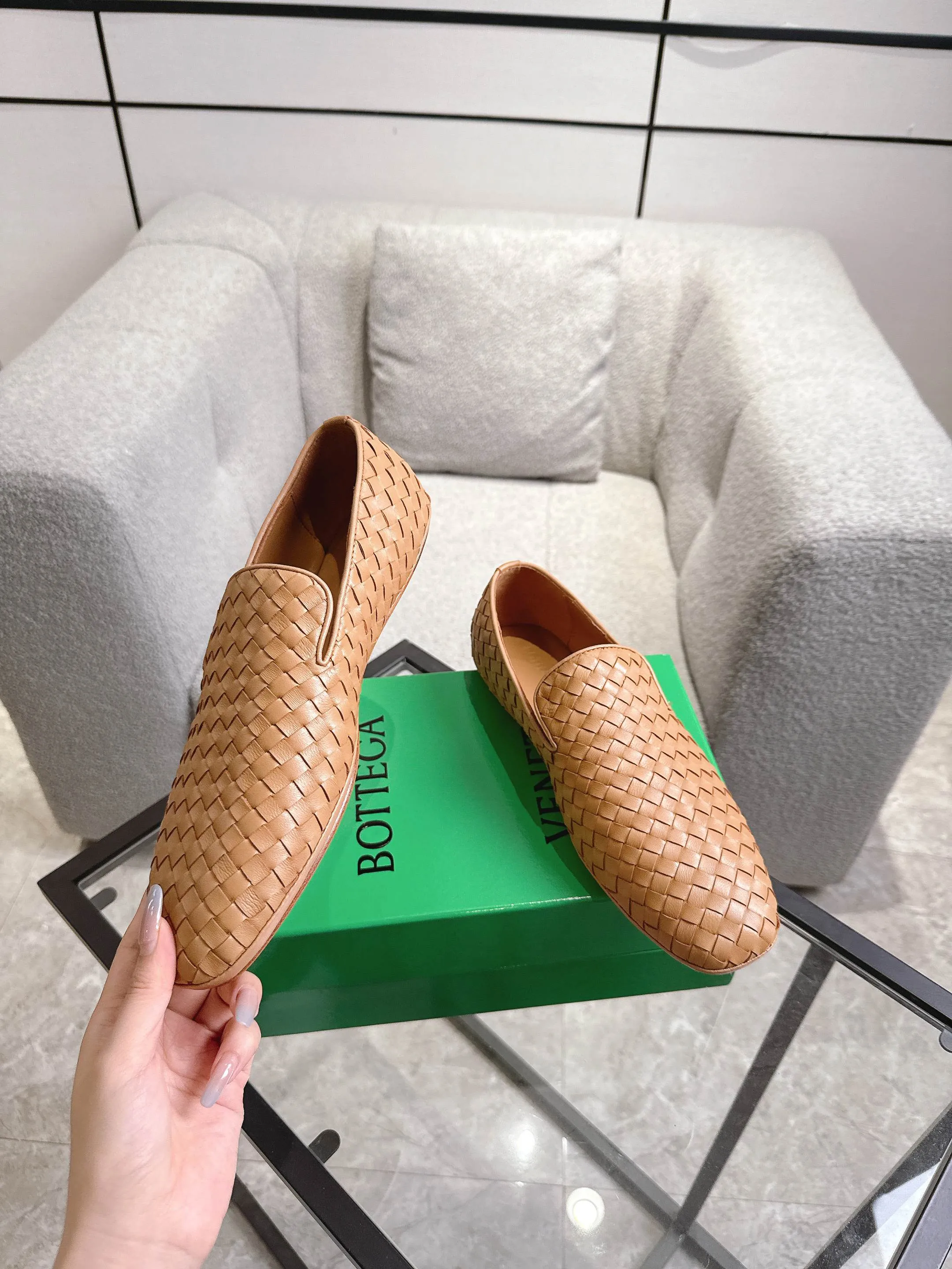 [BV] Top P: 760💰Size for couples: 35-44 (40.41 for women, 38 for men, 45.46.47, custom-made, non-returnable) Bottega Veneta 2025 autumn counter synchronized genuine leather outsole classic woven beanie shoes for couples, Bottega Veneta square-toe flat shoes, imported mixed sheepskin, imported sheep! Leather outsole! [Rose][Rose]! Purely hand-woven and operated, the original board is reproduced one-to-one! quality assurance!
